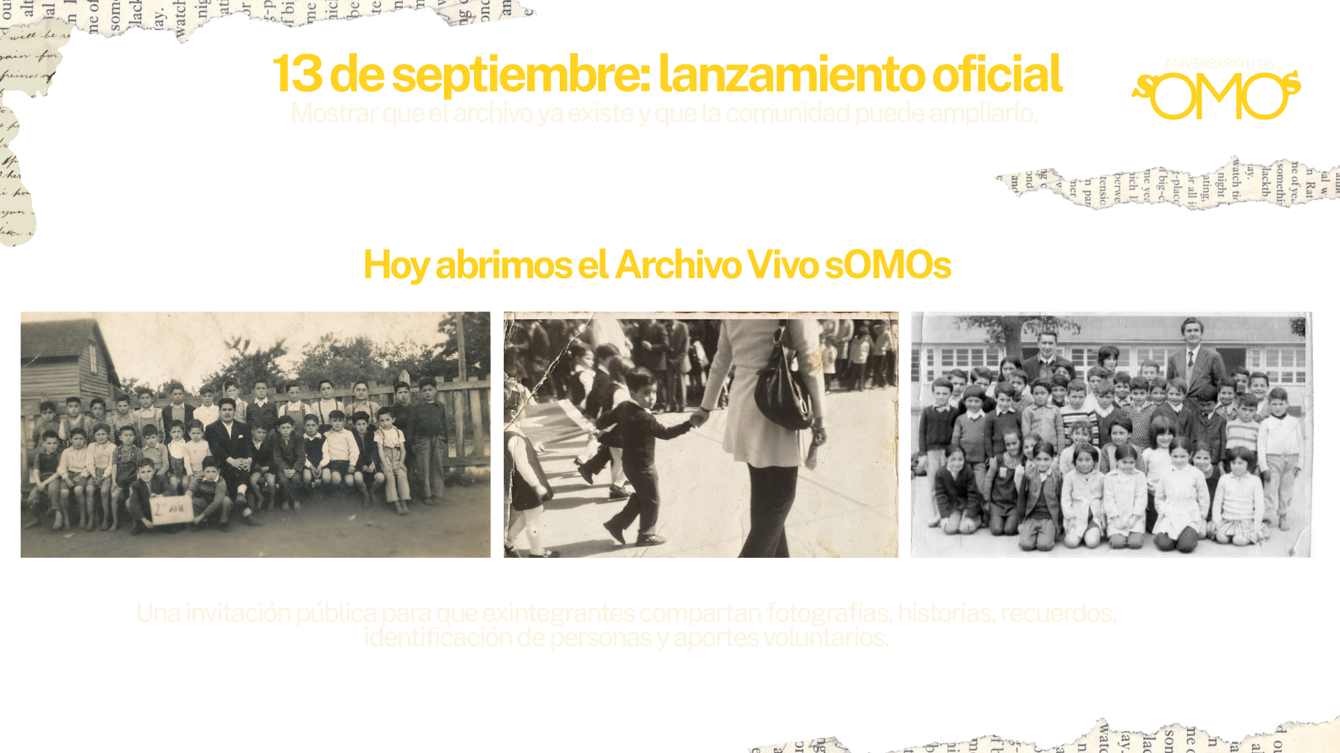 Fotografía histórica de un curso junto a su profesor frente a una construcción de madera