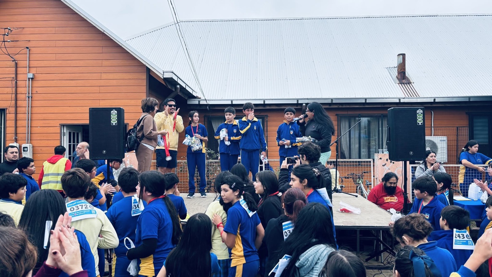 Estudiantes y familias participando en una jornada deportiva al aire libre