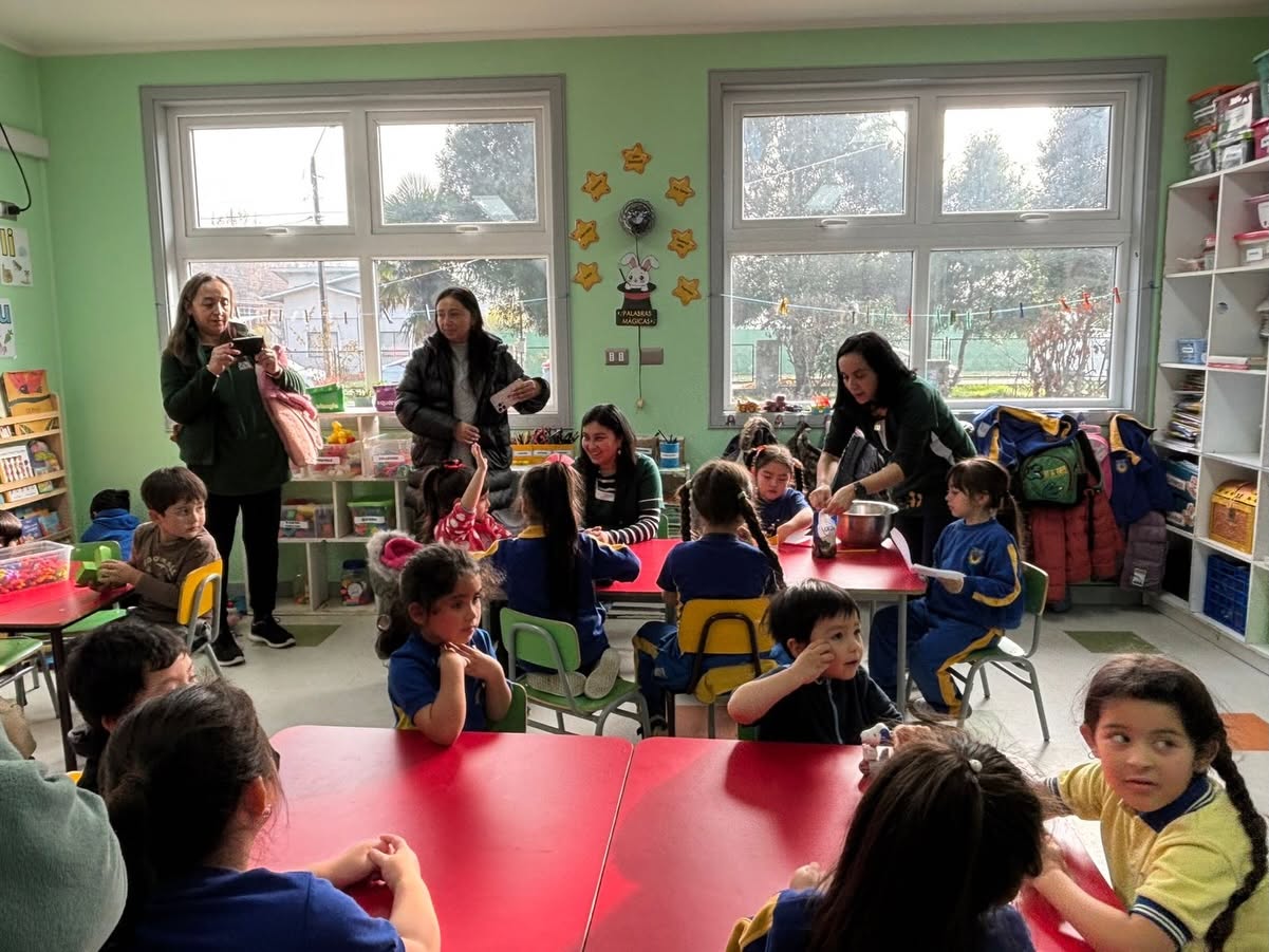 Niñas y niños de educación parvularia compartiendo una actividad en su sala