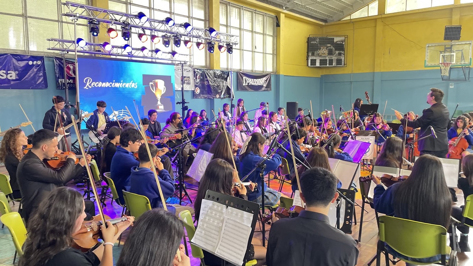 Orquesta del colegio interpretando un concierto junto a estudiantes y músicos invitados